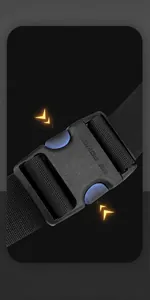 Detailopname van de zwart-blauwe kunststof gesp met WE POWER-logo op nylon riem