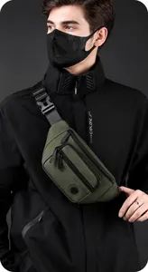 Vista lateral de la mochila de pecho de nailon verde militar con correa en modelo