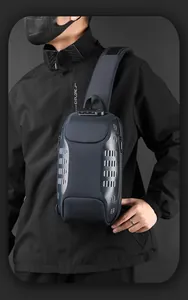 Detail der multifunktionalen Herren-Brusttasche mit Diebstahlschutz-Zahlenschloss
