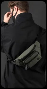Primer plano de riñonera de nailon impermeable verde militar con doble cremallera