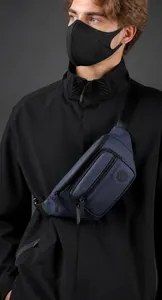 Detalle de la riñonera de nailon azul marino con cremallera y bolsillo frontal de almacenamiento