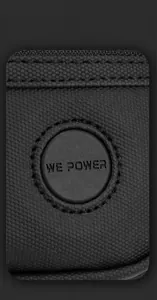 Detalle de textura de panal y logotipo WE POWER en un bolso deportivo negro de pecho