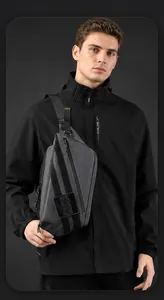 Detail van donkergrijze nylon borsttas met tactische klittenband en merklogo patch