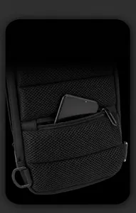 Detail der Anti-Diebstahl-Reißverschlusstasche am atmungsaktiven Mesh-Gewebe-Rucksack