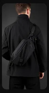 Tactische zwarte borsttas met verstelbare riem en klittenbandpatch in urban outdoorstijl