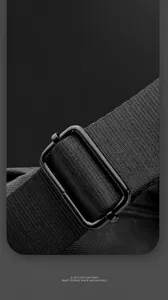 Detail eines verstellbaren schwarzen Nylon-Schultergurts mit matter Schnalle am Rucksack