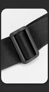 Detalle macro de la correa de nylon negro con hebilla ajustable de plástico