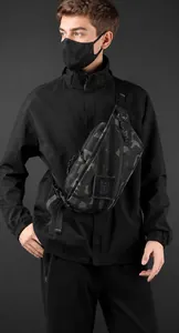 Detail van grijze camouflage borsttas met waterbestendig nylon en tactisch logo