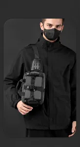 Detail einer wasserdichten taktischen Brusttasche aus Nylon mit industrieller Schnalle