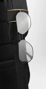 Detail des Schultergurts mit spezieller Brillenschlaufe an schwarzer Brusttasche