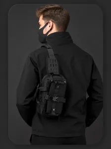Taktische schwarze Brusttasche mit Molle-System und Schnellverschluss an männlichem Model