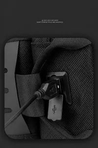 Detail des USB-Ladeanschlusses am schwarzen Nylon-Gewebe der Herren-Umhängetasche
