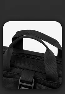Detailansicht des verstärkten Nylon-Tragegriffs und der Schnallen an der schwarzen Brusttasche