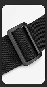 Detail van de zwarte nylon weefselband en plastic gesp van een heren borsttasje