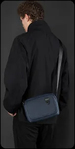 Details der marineblauen wasserdichten Nylon-Umhängetasche mit verstellbarem Riemen
