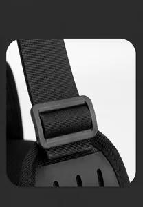 Detail eines verstellbaren Schultergurts mit atmungsaktivem Mesh und Nylon-Gurtband