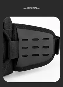 Detail des lasergeschnittenen MOLLE-Systems an der schwarzen taktischen Brusttasche