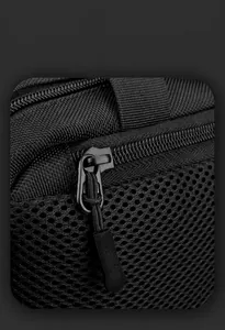 Detail von hochdichtem Oxford-Gewebe und atmungsaktivem Mesh am schwarzen Herrenrucksack