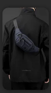 Détail du sac banane bleu durable montrant plusieurs poches et une sangle réglable