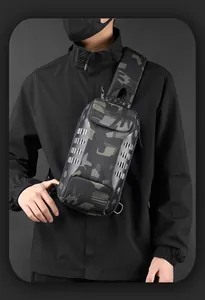Detail der Herren Camouflage-Umhängetasche mit Diebstahlsicherung und robuster Hartschale