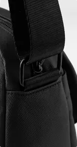Detail der High-Density Nylon-Gewebe und stabiler D-Ring-Schnalle an der Umhängetasche
