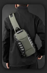 Detailansicht der Anti-Diebstahl Brusttasche mit Zahlenschloss und breitem Gurt