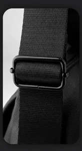 Detail eines Nylonbandes mit einer eleganten verstellbaren Metallschnalle in Schwarz