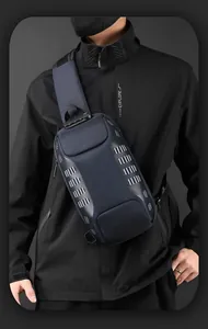 Detailansicht der Anti-Diebstahl-Brusttasche mit Zahlenschloss und Reflektorstreifen