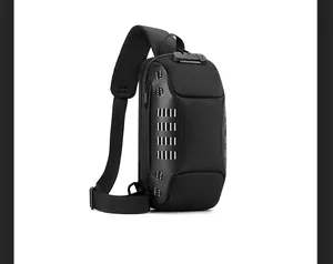 Detailaufnahme der schwarzen Anti-Diebstahl-Brusttasche mit 3-stelligem Zahlenschloss
