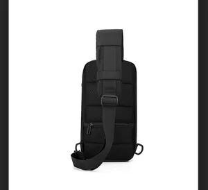 Detail der atmungsaktiven Netzrückseite und versteckten Diebstahlschutztasche der Tasche