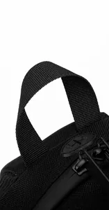 Detail aus hochdichtem Nylongewebe und mattschwarzem Metallreißverschluss am Rucksack
