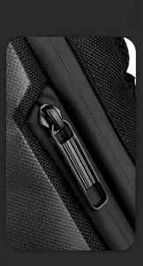 Detail der matten schwarzen Reißverschlüsse und wasserdichten Stoffe der Herren-Brusttasche