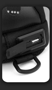 Nahaufnahme der Brusttasche mit USB- und Typ-C-Ladeanschlüssen und Staubschutz