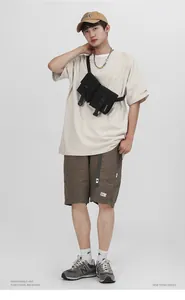 Detailweergave van een zwarte tactische crossbody tas met dubbele vakken en gespsluiting