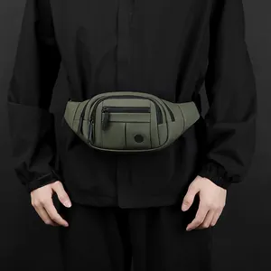 Sac banane en nylon vert olive avec plusieurs zips porté en bandoulière pour homme