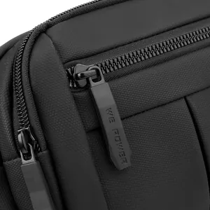 Sac de poitrine noir léger et minimaliste en nylon durable avec conception à double fermeture