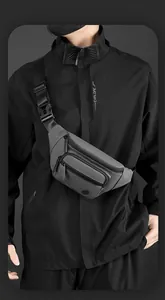 Détail du sac de poitrine gris imperméable avec sangle réglable et poches zippées