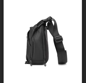 Vue latérale détaillée du sac à bandoulière noir imperméable avec sangle en nylon réglable