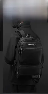 Λεπτομέρεια μαύρου σακιδίου πλάτης για laptop με πολλές τσέπες και αδιάβροχη υφή νάιλον