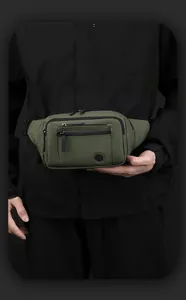 Detail van legergroene nylon heuptas met verstelbare riem en waterdichte rits