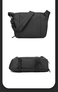 Détails de la sacoche noire imperméable avec bandoulière large et sangles de réglage au bas
