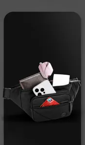Vue détaillée de l'intérieur du sac banane en nylon montrant les compartiments de rangement