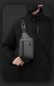 Detailopname van de waterdichte nylon heuptas met hoofdvak en een verticale ritssluiting