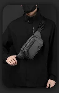 Detailweergave van waterbestendige donkergrijze crossbodytas met dubbele ritsvakken