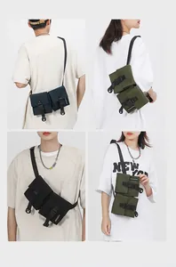 Detailweergave van een stijlvolle nylon crossbodytas met dubbele zakken in drie kleuren