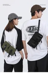 Detailweergave van tactische crossbodytassen in zwart en legergroen met gespen