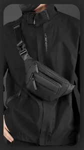 Détail de la sangle en nylon réglable et de la boucle en plastique sur le sac bandoulière