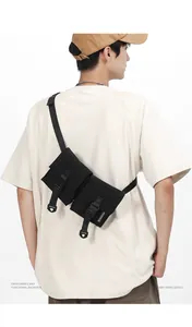 Achteraanzicht van tactische zwarte crossbodytas met dubbele zakken met gesp