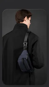 Vue détaillée du dos d'un sac de poitrine bleu marine imperméable avec sangle réglable