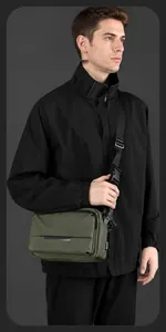 Detail einer wasserdichten armee-grünen Umhängetasche mit verstellbarem Gurt für Herren
